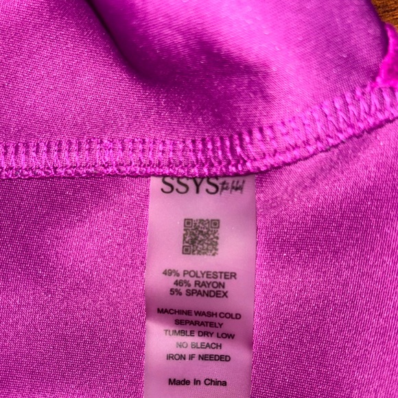 SSYS The Label Magenta V-Neck Tee Lightweight Soft Women’s Top - Picture 6 of 6